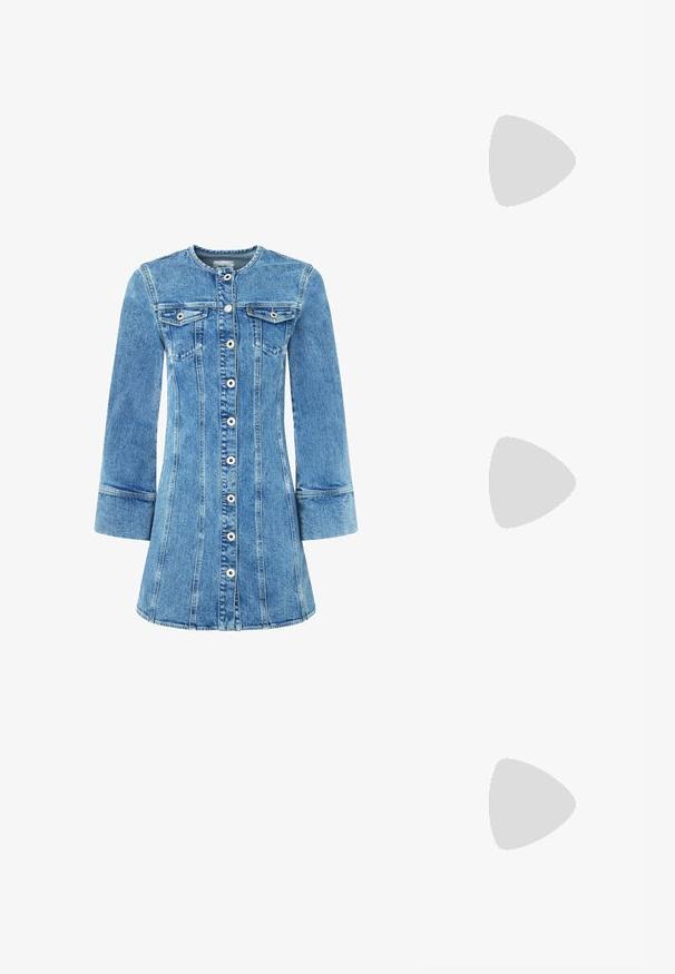 Denimklänning med ljusblå tvättning, knäppning fram, två bröstfickor och långa ärmar. Har strukturerade sömmar och en utsvängd kjol.; Svart läder ankelskobyxa med rund tå, mellanhög klack och en slät yta. Har en urgröpning bak och en minimalistisk design.; Svart läderkuvertväska med en klaff och detalj i guldmetallspänne. Innehåller en svart rem och en elegant, minimalistisk design.; Guldiga hoopsörhängen, tunna och runda i formen, med en slät metallisk finish utan utsmyckningar eller mönster.