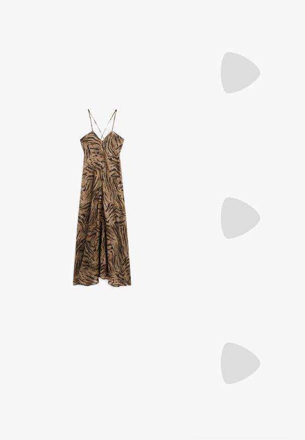 Abito maxi a righe tigre marroni e nere con sottili spalline e un design fluido, caratterizzato da una profonda scollatura e una vestibilità comoda.; Sandali in pelle marrone con cinturini incrociati, suole piatte e tacco leggermente sollevato. Texture morbida e design minimalista.; Clutch in metallo dorato e argentato con texture, dalla forma arrotondata e chiusura liscia in oro. Presenta un design intrecciato su tutta la superficie.; Orecchino in metallo color oro con un design elegante e curvo. Presenta una forma appuntita distintiva, superficie lucida e chiusura a cerniera.