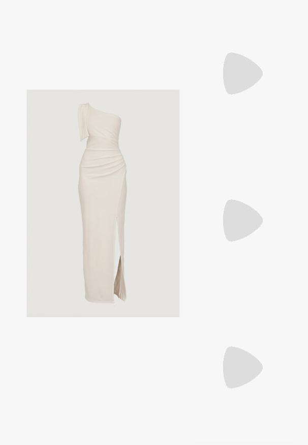 Vestido de longitud completa, de un solo hombro, en color crema con textura fruncida y una abertura alta en el muslo. Fabricado con un tejido suave y elástico para mayor comodidad.; Steve Madden KLING - Tacones - white; Clutch metálico dorado con una forma suave y redondeada, que presenta un cierre de botón en la parte superior y una pequeña correa de cadena para llevar.; Pendientes de aro dorados con un diseño suave y redondeado. Finos y livianos, presentan un lazo continuo sin ningún tipo de adornos.