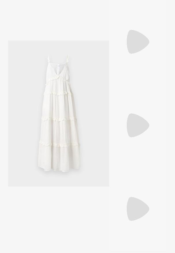 Rochie maxi albă cu decolteu adânc în V, bretele subțiri și volane în strat pe margine. Confecționată dintr-un material ușor, fluid, pentru confort.; Call it Spring MESMERIZE - Pantofi clasici cu toc - other beige; Geantă albă matlasată cu textură netedă și accent cu fundiță, purtată pe umăr. Model îmbrăcat într-o rochie verde măslin cu decolteu curbat.; Cercei aurii cu forme texturate și ondulate. Include studs sculpturale cu clip și un design de cerc deschis cu un finisaj cioplit.
