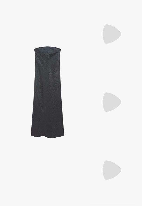 Svart, axelbandslös maxiklänning i ett slätt, något texturerat tyg. Har en rak halsringning och en svävande, golvlång design.; Silverfärgade högklackade sandaler med en smal tårem, ankelsnodd med spänne, elegant design och slät metallisk yta.; Vävd handväska i mörk olivgrön läder, med ett runt handtag och mjuk, texturerad yta i hobo-stil.; Silverfärgade hoopörhängen med en slät, rund design och en polerad yta. De är tunna och lätta, med en enkel spänne.