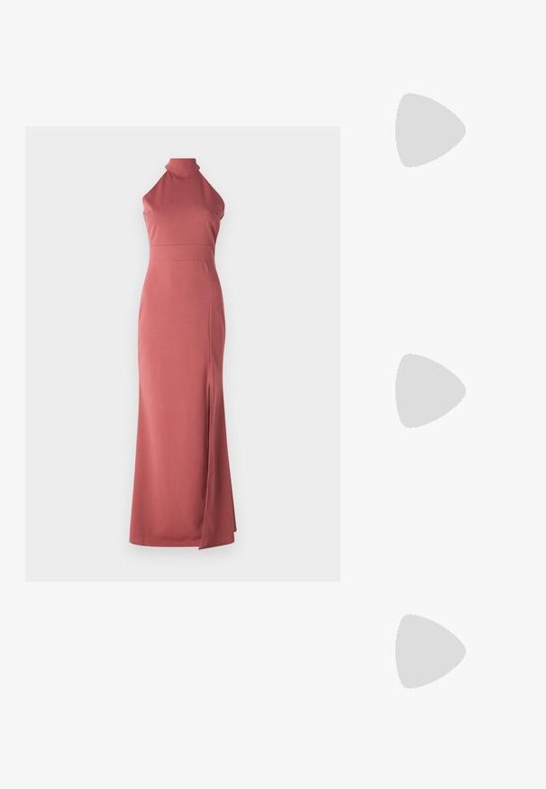 Robe longue rose poudré, col halter, coupe ajustée, réalisée en tissu lisse avec une fente haute sur la cuisse gauche pour une touche de design supplémentaire.; Sandales à talons compensés en suède noir avec une plateforme en jute tissé, dotées de brides croisées à la cheville et d'un design à bout ouvert.; Petit sac à main crème avec une finition texturée, une longue sangle réglable, un accent en chaîne et une fermeture à rabat. Détails en matériel doré.; Boucles d'oreilles en métal doré avec une forme triangulaire lisse et arrondie et un design à attache de tige ; surface réfléchissante avec un minimum de détails.