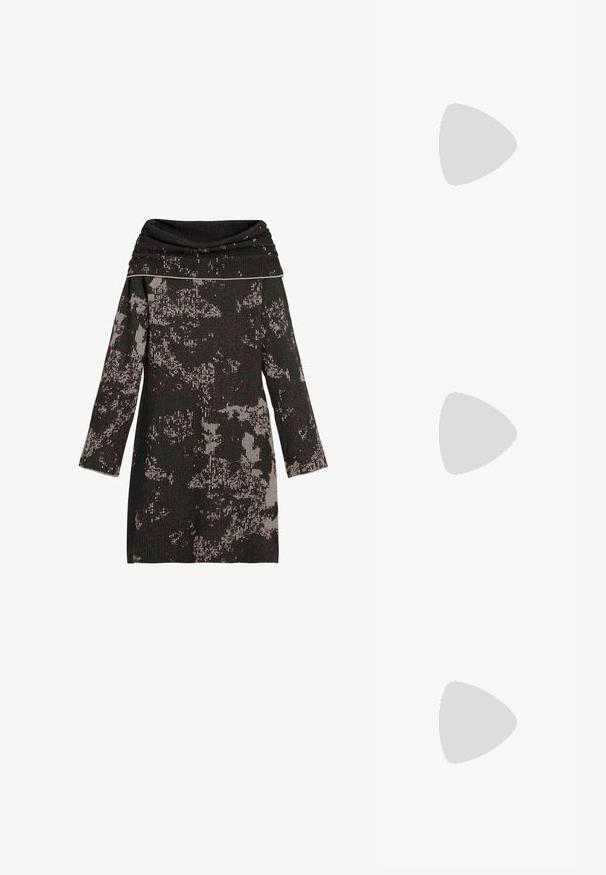 Blå strikket top med korte ærmer og et struktureret mønster. Det lette materiale har åbne masker og reflekterende detaljer overalt.; Strikkjole med cowl-halsudskæring, der har sort og cremefarvet abstrakt mønster, lange ærmer og struktureret ribbet materiale.; Brune åbne tå hæle mules med en glat, mat finish, der har et buet design og en gennemsigtig, afsmalnende hæl.; Olivengrønne solbriller med en tynd guldramme og blå accenter på stellet. Oval linser og minimalistisk design.; Brun syntetisk håndtaske med buet design, detaljeret syning, metalnitter og en kort rem. Lynlåslukning med dekorative accenter.