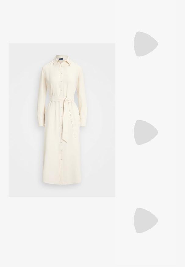 Polo Ralph Lauren SATIN SHIRTDRESS - Tričkové šaty - mascarpone cream; MICHAEL Michael Kors ALINA FLEX SLING  - Obuv na vysokom opätku - pale gold; Biele kožené kabelka s textúrovaným povrchom, ktorá má zlatý retiazkový popruh a čierne akcenty. Obsahuje prednú kapsu a zipsové zapínanie.; Náušnice vo forme zlatých kovových kruhov s zakriveným, predĺženým tvarom. Majú hladký, lesklý povrch a zaoblený koniec pre pridanie detailu.