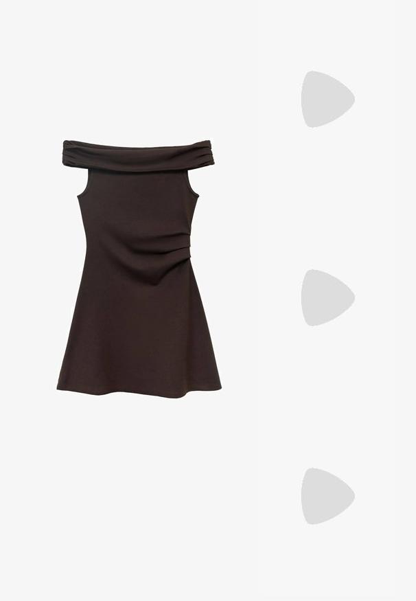 Brun klänning utan axelremmar i elastisk tyg. Har rynkad detalj vid midjan och en utsvängd kjoldesign. Enfärgad textur.; Svarta lackläderslingbackskor med spetsig tå, enstaka rem detalj och en låg, strukturerad klack. Slät yta med minimala accenter.; Sunglasses med sköldpaddsmönstrad ram, oval form, rosa linser, guldaccent på glasögonbågen, slät yta och böjda skalmar.; Röd läderaxelväska med en rundad design, slät yta och dragkedjestängning. Den har ett tunt handtag för bärande.