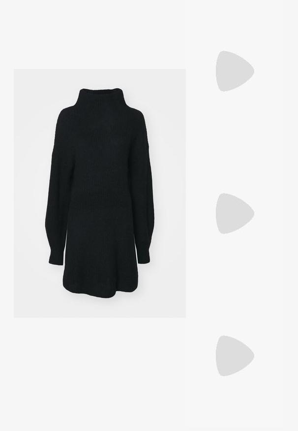 Sweater preto de malha com gola alta, mangas longas e um ajuste descontraído. Tecido texturizado com uma silhueta solta e sem padrões visíveis.; Pernas vestindo meias-transparentes pretas até ao joelho, combinadas com botins pretos de couro brilhante com punhos de tecido canelado, em pé sobre um chão cinza.; Ree Projects ANN - Mala de mão - beige; Brincos de pérola prateada com uma forma curva em feijão. Superfície lisa e brilhante, fixados com uma fecho tipo post e de trás.