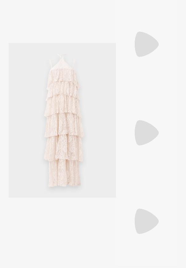 Fekete rövidujjú póló kék és ezüst flitterekkel díszített "EA7" logóval és fehér "Emporio Armani" felirattal az elején.; Puhaszínű csipkeruha, réteges kialakítással, több volánnal, vékony pántokkal és nyakba akasztható kivágással. Bársonyos virágmintával.; Fekete sarkú szandál fonott pánttal, négyzet alakú orral és állítható bokapánttal. Világos bézs talpbetét fényes fekete sarkával.; Fekete bőr hátizsák, lekerekített formával, cipzáros elülső zsebbel és dupla felső fogantyúval. Ezüst színű hardverrel és sima textúrával rendelkezik.