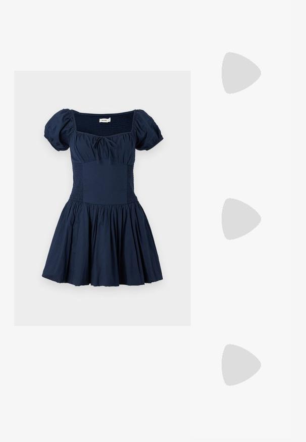 Bílá polo košile má jemný pruhovaný vzor, krátké rukávy a límeček. Obsahuje malou zlatou logo a kulatou nášivku na prsou.; Námořnické modré šaty s nadýchanými rukávy, čtvercovým výstřihem a nařaseným živůtkem. Klasická sukně s nařasenou látkou, vyrobená z lehkého bavlněného materiálu.; Černé kožené mokasíny s zaoblenou špičkou, které mají výrazný prošitý detail na nártu a nízký blokový podpatek pro stabilitu.; Černá syntetická taška přes rameno s zakřivenou siluetou, strukturovaným povrchem, zlatým trojúhelníkovým logem a odnímatelnými kovovými akcenty.
