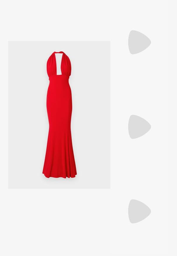 Robe halter rouge en tissu ajusté, avec un décolleté plongeant et un ourlet évasé. Texture lisse sans motifs ni embellissements visibles.; Chaussures à talons noires à bride arrière avec un bout pointu, en cuir lisse, et un design épuré et minimaliste. Talon aiguille haut.; Sac à main en cuir noir au design courbé, avec des clous en argent, une boucle et deux poches latérales. Bandoulière réglable pour différentes options de transport.; Rabanne XL LINK DOUBLE HOOP EARRING - Boucles d'oreilles - silver-coloured