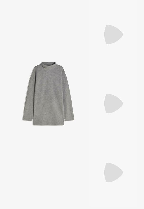 Grå långärmad tröja med hög hals, gjord av mjukt material. Har en avslappnad passform och nedhasade axelsömmar för en avslappnad look.; Slingback-klackar i vitt läder med spetsig tå, dekorativ rosett, silverfodring och en slank stilettklack.; Svarta solglasögon med rektangulära ramar, blåtonade linser och en karaktäristisk brodesign. Slät yta, diskret textur.; Svart läderhandväska med en halvmåneform, slät textur och justerbar axelrem, med subtila hårdvaruaccenter. Dragkedjestängning synlig.