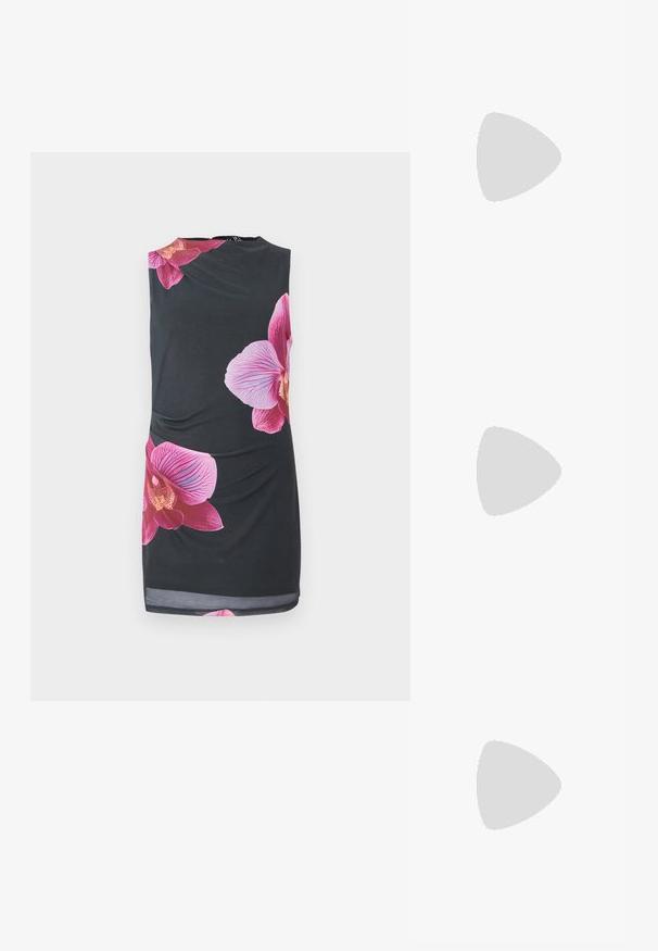 Top bianco senza maniche con strisce orizzontali nere, caratterizzato da un colletto rotondo, una texture a costine e una silhouette aderente. Nessun abbellimento o accento.; Abito nero senza maniche con grandi stampe di orchidee rosa, texture liscia, design aderente con dettagli arricciati sul lato, lunghezza al ginocchio.; Scarpe sportive con tomaia in pelle bianca, punta in suede grigia e tre strisce nere. Presentano un logo blu sulla linguetta e una suola in gomma testurizzata.; Occhiali da sole neri con lenti ovali, montatura in plastica lucida e stecche sottili. Presentano il logo Ray-Ban in bianco sul lato.; Felpa grigia oversize con tasca a marsupio, abbinata a una gonna svasata blu navy. Accessorio: grande zaino giallo chiaro, di texture liscia.
