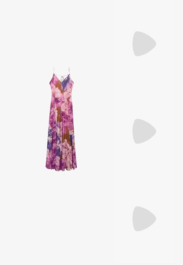 Abito maxi floreale con una combinazione di tonalità viola e marrone, tessuto leggero, sottili spalline e una silhouette fluida.; Scarpa slingback in pelle marrone con punta affusolata, tacco a blocco e cinturino regolabile con dettaglio in oro.; Occhiali da sole neri oversize con lenti ovali, montatura in plastica liscia e accenti dorati sulle tempie. Le lenti scure offrono protezione dal sole.; Borsa in paglia intrecciata con manici in bambù, caratterizzata da un design a frange testurizzato in beige naturale e una tracolla in catena dorata.
