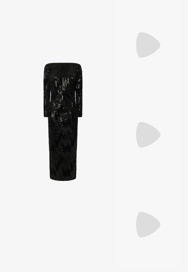 Robe noire ornée de sequins, avec des manches longues, un décolleté bardot et une silhouette droite ; présente une surface texturée et scintillante.; Sandales à plateforme en cuir verni noir avec une sangle pour la cheville, présentant un talon haut épais et un design à bout ouvert. Texture lisse et finition brillante.; Pochette en métal argenté avec une forme douce et arrondie et un fermoir en haut noué. Fabriquée en simili cuir lisse.; Boucles d'oreilles en argent au design minimaliste. Forme circulaire, texture lisse et profil fin. Légères avec une finition polie.