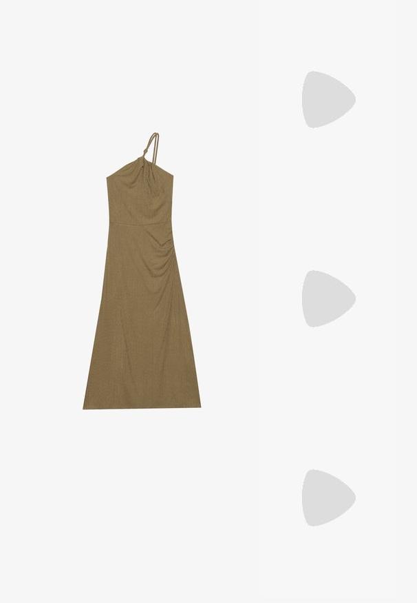 Vestido sin mangas de color verde oliva con tela drapeada y tirantes atados. Material suave y texturizado con un corsé ajustado y una falda fluida.; Zapato de tacón alto beige, con punta afilada, acabado de cuero liso, tacón de aguja delgado, diseño minimalista con un sutil detalle en la parte trasera.; Bolso de mano blanco plisado con un asa circular dorada, que presenta un tejido suave y una forma redondeada. Diseño elegante con un acabado texturizado.; Conjunto de pendientes en tono dorado que incluye tres pares: pendientes ovalados texturizados, pendientes con diseño ondulado y grandes aros con estrías en capas.