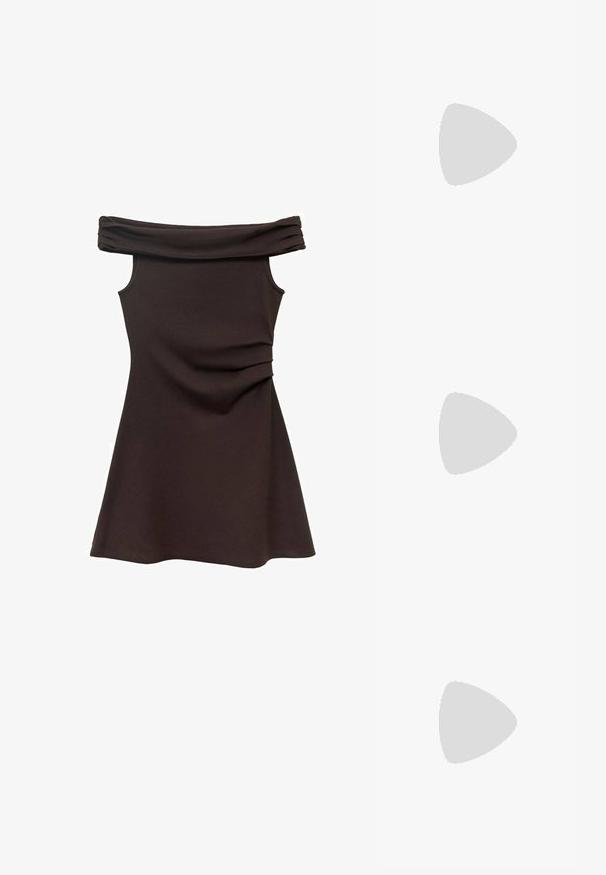 Rjava obleka z odprtimi rameni, z oprijetim korpusom, mehkobo tkanine in nabrano obdelavo v pasu, ki se širši v krilo v slogu skater.; Rjavi semiš čevlji z visoko peto in koničastim prstom ter s tankimi stiletto petami, prikazani na beli podlagi.; Tkanovana rjava torba z odprtim vzorcem, pravokotne oblike, in dvema pletenima ročajema. Ima trden dno za podporo.; Dva zlatna prstena sta prikazana, jedan je debeo i zaobljen, a drugi tanak i ravan. Obe imaju glatku, sjajnu površinu sa sjajnim završnim obradom.