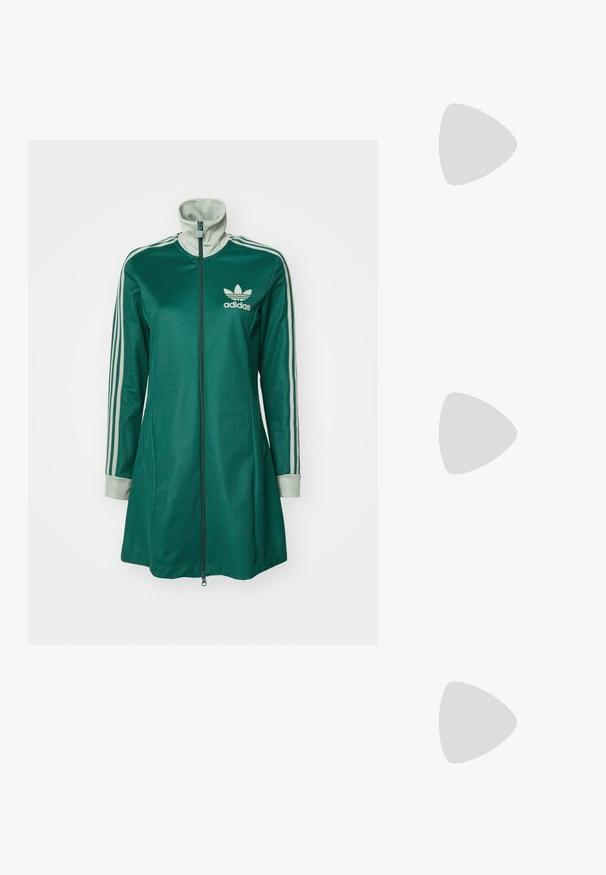 Giacca atletica verde con zip, colletto alto, tre strisce bianche sulle maniche, polsini crema e logo Adidas sul petto.; Sneaker bianche con strisce verde menta, suola in gomma e lacci, abbinate a calze a coste color crema. Ambientate su uno sfondo giallo.; Occhiali da sole con una montatura in plastica argentata elegante, lenti scure e forma curva. Presentano accenti audaci e un design leggero.; Orecchini a cerchio in argento con una finitura liscia e lucida. Forma rotonda e chiusura a scatto sicura. Design leggero adatto per l'uso quotidiano.