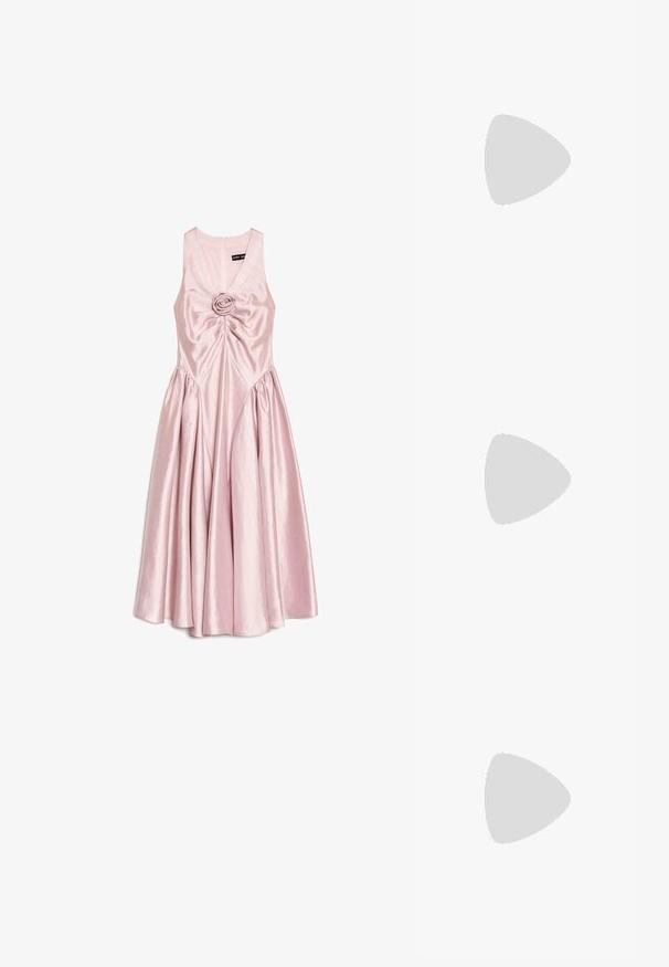 Rochie din satin roz, cu design fără mâneci, având un detaliu în formă de floare în centru și o fustă lejeră, adunată.; Pantof cu toc înalt tip slingback, cu vârful ascuțit, suprafață albă cu un model floral roșu și un toc subțire. Finisaj texturat.; Geantă de piele neagră, cu o formă structurată, având ace de aur pe margini și o curea detașabilă cu accente din metal auriu.; Cercei din aur în formă de inel cu un design ondulat și texturat. Au un mecanism de închidere din fir subțire și o suprafață lustruită, reflectorizantă.