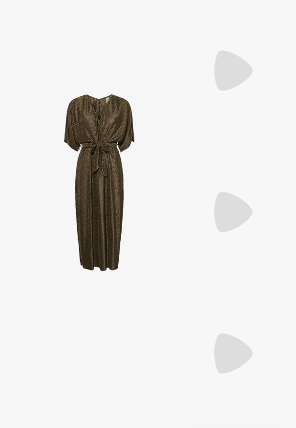 Rjava, nabrana maksi obleka z V-izrezom, širokimi rokavi in veznim pasom v pasu. Gladka tekstura z rahlim sijajem.; Bež lakirani usnjen škornji z visoko peto in ostrim nosom, eleganten silhuet in stileto peto. Gladka tekstura z minimalnimi detajli.; Zlata metalna torbica z urejenim dizajnom, gladko teksturo in nastavljivim trakom. Ima edinstveno trikotno obliko in minimalistično šivanje.; Zlato obarvani uhani z teksturiranimi, valovitimi oblikami. Vključujejo skulpturalne sponke za ušesa in odprto obliko obročka s kladivastim finišem.