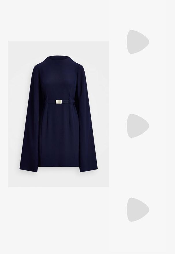 Rdeča majica s kratkimi rokavi v T-krogu iz mehkega materiala, v kombinaciji z črnimi kratkimi hlačami, ki imajo sproščen kroj in minimalističen dizajn.; Mornarica obleka z dolgimi rokavi, visokim ovratnikom in z pasom z srebrom zaponko. Gladko blago z strukturiranim dizajnom.; Črne usnjene slingback čevlje z ostrim nosom, majhnim petam in dekorativno sponko na zgornjem delu. Gladka tekstura, minimalistična zasnova.; Črna usnjena torbica z zlatim verižnim trakom, z gladko teksturo, pravokotno obliko in embosiranim logotipom spredaj.