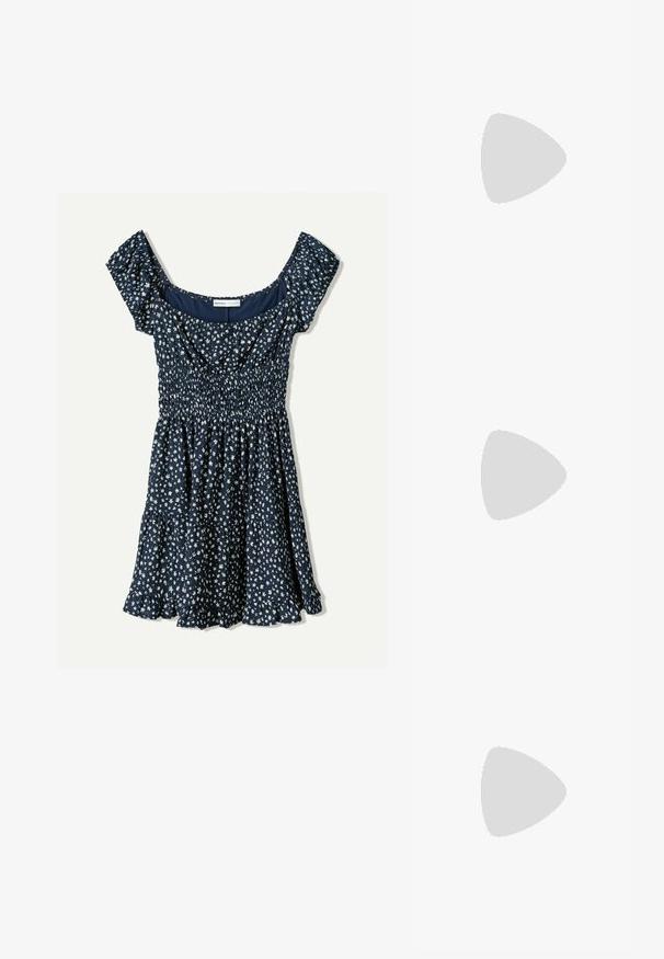 Fialová košeľa s krátkym rukávom a krémovým golierom, s veľkým bielym písaným logom na prednej strane. Model stojí pri kovovom zábradlí.; Námornícky modré šaty s bielym kvetinovým vzorom, smockovaná živôtik, krátke puffové rukávy a sukňa so splývavým lemom končiacim volánikom.; Bežové športové topánky s sieťovinou a syntetickými prekrytiami, s textúrovaným povrchom, polstrovaným golierom a odpružením "ABZORB" na päte.; Čierne obdĺžnikové slnečné okuliare s tónovanými modrými šošovkami, robustným rámom a zlatým kruhovým akcentom po boku. Elegantný, lesklý povrch.