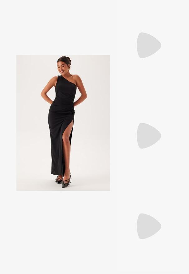 Černé večerní šaty na jedno rameno s vysokým rozparkem, přiléhavý střih, hladká látka a elegantní silueta. Doplněné černými vysokými podpatky.; Černé semišové wedge sandály s pletenou jute platformou, vybavené kříženými popruhy kolem kotníku a otevřenou špičkou.; Černá kožená kabelka s prošívaným designem a zlatými detaily, s dekorativním sponou. Kabelka má řetězovou rukojeť a je držena v ruce.; Zlatý obdélníkový náramkový hodin s bílým ciferníkem, stříbrnými indexy a odolným kovovým náramkem. Obsahuje voděodolnou funkci.