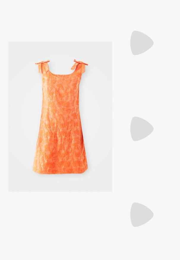 Rød sporty polo-shirt med hvid krave og ærmer, prydet med lodrette striber og et lille guld-logo foran. Letvægtsmateriale.; Orange ærmeløs kjole med blomsterstruktur, firkantet udskæring og bindebånd ved skuldrene; lige snit og blødt stof.; Hvide platformmules med en glat overflade, åben tå-design og en kraftig hæl. Har en subtil overfladiskøm og en kontrastfarvet sål.; Hvid stofpose med en tekstureret finish, der har en snøreåbning, dekorative hvide kronblade og en strap med perleaccent.; Sølv metal kædearmbånd med et lagdelt design. Har en kraniecharms og en toggle-lukning. Glat tekstur og poleret finish.