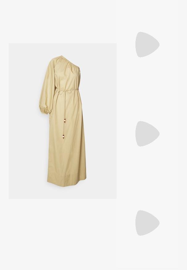 Abito beige a spalla unica realizzato in tessuto leggero. Presenta una scollatura arricciata, manica a palloncino, vita con cordino e dettagli in perle.; Sandali piatti gialli con una tomaia in finta pelle testurizzata, design con cinturino per l'alluce e cinghia alla caviglia con una piccola fibbia. Forma della punta quadrata, stile minimalista.; Occhiali da sole neri a forma di occhio di gatto con finitura opaca, dotati di lenti grigie, angoli acuti e stanghette slanciate. Nome del marchio visibile all'interno della stanghetta.; Borsa a pochette bianca con un design a trama testurizzata e trapuntata. Presenta una tracolla sottile e removibile e un accento in metallo argentato nella parte anteriore.