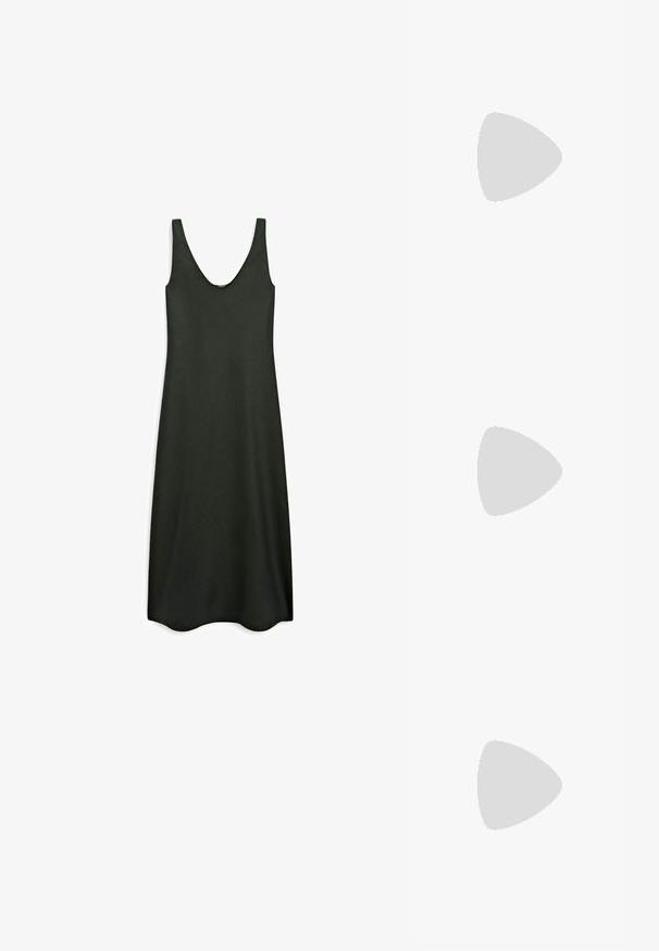 Svart ärmlös klänning med djup V-ringning, tillverkad av ett glatt, lätt tyg; har en rak silhuett och fåll som böjer sig något nertill.; Svarta flip-flops med platt gummisula och tunt remdesign. Den övre remmen är något böjd, vilket ger ett minimalistiskt utseende.; Vävd halmhandväska med en böjd silhuett, prydd med ett slätt svart läderhandtag och en matchande liten påse fäst med ett handledsband.; Guldfärgad kedja med en hummerklämma och en liten tagg som står "PILGRIM." Har en jämn, texturerad yta och en elegant, avlång design.