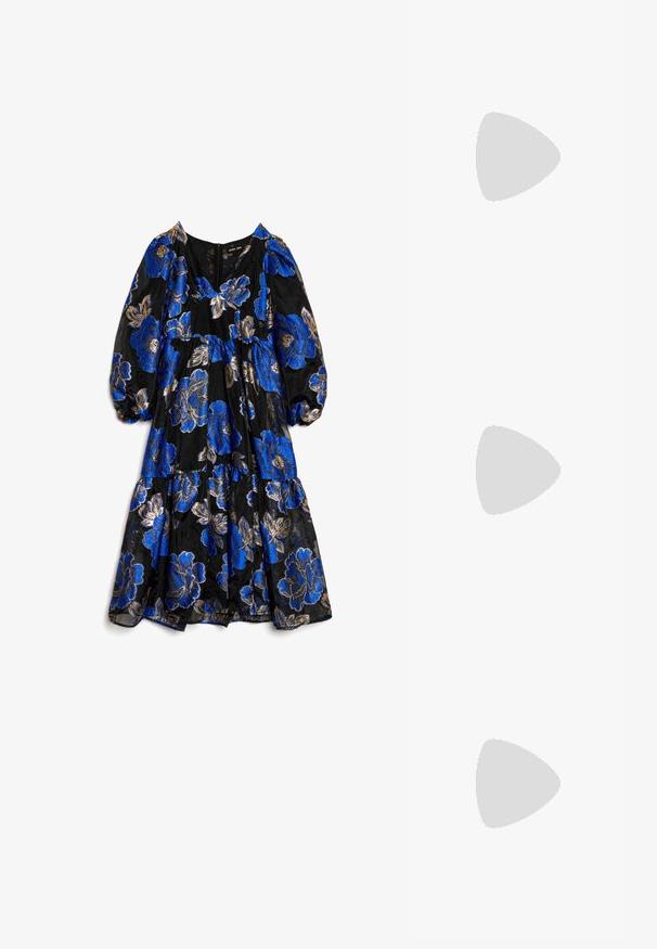 Sort blomsterkjole med store blå og guld blomster, puffede ærmer, V-halsudskæring og lagdelte flæser ved kanten.; Sorte spidse slingback hæle med krokodilleskind, slank hæl og en dekorativ guldspænde detalje på remmen.; Gul clutch-pung med en glat metalfinish, rektangulær form og en simpel lukning med clasp. Ingen synlige mønstre eller dekorationer.; Guldtonede metaløreringe med en glat, rund trekantet form og post-back design; reflekterende overflade med minimal detaljer.