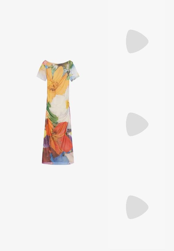 Ruusukuvioinen mekko, jossa on lyhyet hihat, leveä pääntie ja laskostettu siluetti. Valmistettu kevyestä kankaasta, jossa on eloisia värikuvioita.; Valkoinen nahkainen slingback-kengä, jossa on teräväkärkinen muoto, kapea korko ja leikattu sivuosa. Varustettu kapealla säädettävällä hihnalla, joka takaa tukevan istuvuuden.; Musta kissakatse aurinkolasit tummilla linsseillä, muovikehys, kapeat temppelit ja hienovarainen brändäys sisäisessä varressa. Mattapintainen rakenne.; Kudottu oljetikassi, jossa on punottu rakenne, tummanruskeat nahkakahvat ja pohja, leveä pyöreä muoto ja avoin ylhästä muotoilu.