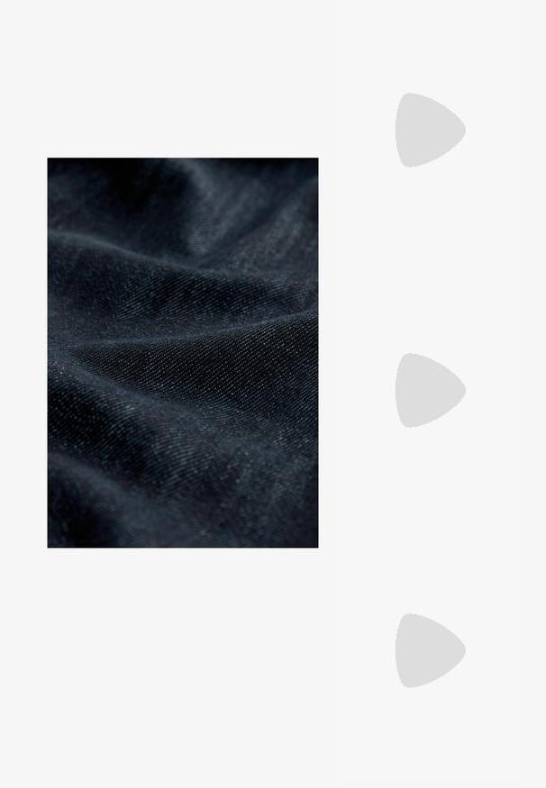 Donkerdenimstof met een subtiele textuur, met een glad oppervlak en een lichte glans, met geplooide en gedrapeerde patronen.; Zwarte mouwloze top met brede ribgebreide banden en een gladde stoftextuur, met afgewerkte naden voor een aansluitend ontwerp.; Witte kanten enkelband schoenen met een lage, chunky hak en een spitse neus. Glad interieur, gestructureerde kanten bovenkant en gespdetail.; Zwarte zonnebril met een stijlvolle rechthoekige montuur en een gouden logo-accent aan de zijkant. Donkere lenzen en een glanzende afwerking zijn opvallend.