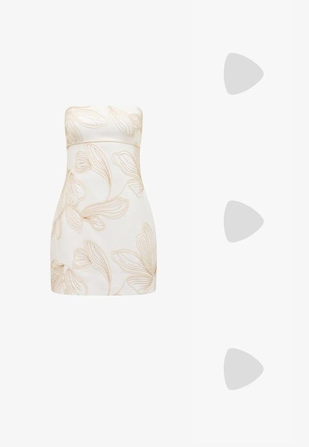 Raffiniertes, hellgrünes Tanktop mit dünnen Trägern. Hergestellt aus weichem, elastischem Stoff. Verfügt über eine figurbetonte Silhouette und ein strukturiertes Design.; Trägerloses Kleid in Creme mit geprägten Blumenmustern in Hellbeige. Figurbetontes Design, glatte Textur, knielanger Schnitt und keine sichtbaren Verschlüsse.; Goldene Ballettflats aus Gewebe mit spitz zulaufender Zehenpartie, flacher Sohle und einem Riemen über dem Spann. Sie verfügen über strukturierte Muster auf dem Obermaterial.; Schildpatt-farbene Cat-Eye-Sonnenbrille mit braunen Gläsern, ausgestattet mit glatten, glänzenden Kunststoffrahmen und einem eleganten Design. Keine sichtbaren Logos oder Akzente.; Weißes Handtasche mit strukturierten, gezackten Muschel-artigen Verzierungen. Verfügt über einen geflochtenen Griff und einen silbernen Kettenriemen für Vielseitigkeit.
