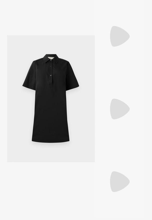 Zwart jurk met korte mouwen, een kraag, een knoopsluiting en een rechte snit. Gemaakt van lichte stof met een gladde textuur.; Zwarte leren instappers met een ronde neus, voorzien van een geweven ontwerp aan de voorkant, een lage hak en een gladde afwerking. Geen extra versieringen.; Zwarte leren schoudertas met twee vo pockets, gouden gespen, ritsluiting en een smalle band. Tekstuur oppervlak en compacte rechthoekige vorm.; Gouden metalen oorbellen in de vorm van een gebogen, verlengde hoop. Kenmerkend zijn het gladde, glanzende oppervlak en de afgeronde punt voor extra detail.