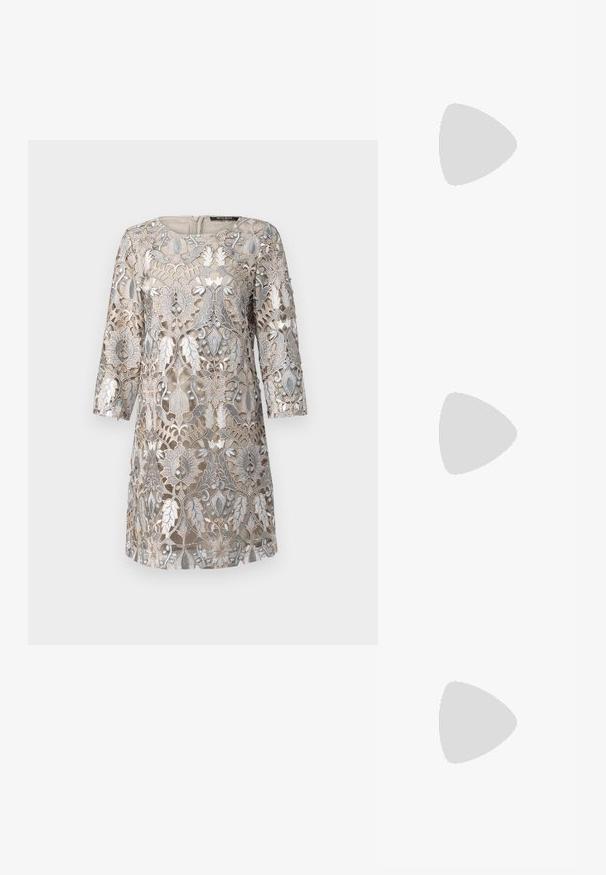 Beige mekko, jossa on monimutkainen hopeinen kukkakuvioinen pitsikangas, kolmanneksi neljäsosaa hihat, pyöreä pääntie ja takana vetoketju. Rakenteellinen suunnittelutieto.; Mustat korkokengät sandaalit, joissa on ohuet hihnat solmittuna, sileä neliön muotoinen varvasosa ja tyylikäs stiletto-korko.; Vaalea harmaa metallinen käsilaukku, jossa on ketjusanka. Laukku on koristeltu pienillä pyöreillä metallikoruilla ja kolmion muotoisella brändilogolla.; Hopehopeet hopehopeet hopehopeet hopehopeet, jolla on sileä, kiiltävä pinta. Pyöreä muoto, kevyt rakenne, jossa on neulakiinnitys.