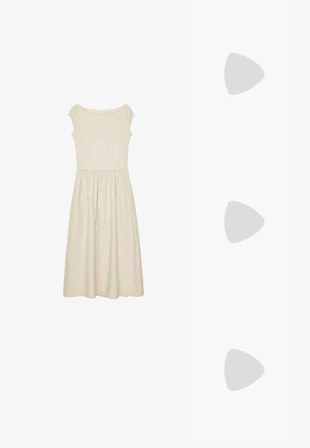 Kremna, obleka do kolen iz mehkega blaga, s prilegajočim se telom, širokim izrezom in nabranim krilom za volumen.; Bela platnena visoka teniska obuća z wedge potplatom, s metalnim rupicama, okruglim vrhom i teksturiranim gumiranim potplatom.; Črna usnjena torbica s ukrivljeno obliko, z odstranljivo naramnico in zlatimi dodatki. Torbica ima pokrov s podrobnostmi v obliki zaponke.; Zlato tonirani kovinski uhani z abstraktno ovalno obliko, povezano v dizajnu z sijajno obdelavo in odprtimi izrezi.