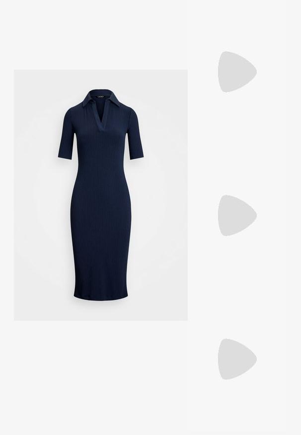Robe en tricot côtelé marine avec un col, des manches courtes et une silhouette près du corps, se rétrécissant en dessous du genou. Texture lisse sur l'ensemble.; Chaussure à talons hauts blanche avec un design à bout pointu, en cuir, avec une sangle ajustable à la cheville ornée de strass et un talon stiletto fin.; Sac en cuir texturé marron en bandoulière avec une sangle en chaîne dorée et une fermeture à rabat. L'avant présente un détail de logo et une poche sous le rabat.; Boucles d'oreilles en métal doré en forme d'anneau, avec une forme courbée et allongée. Elles présentent une surface lisse et brillante avec une pointe arrondie pour un détail supplémentaire.