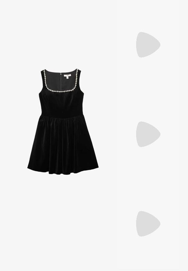 Abito di velluto nero con corpetto aderente e gonna a campana, con scollatura quadrata decorata con applicazioni floreali trasparenti.; Pump nera con cinturino, punta affusolata, finitura opaca elegante, tacco angolare basso e design minimalista. Presenta un sottile cinturino alla caviglia.; Borsa finta coccodrillo gialla con design strutturato, manico superiore, tracolla a catena removibile e abbellimenti in cristallo decorativi sulla chiusura.; Orecchino in metallo color oro con un design elegante e curvo. Presenta una forma appuntita distintiva, superficie lucida e chiusura a cerniera.