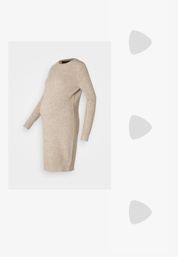 Due magliette a manica corta; una blu e una nera. Entrambe sono in cotone, con colletto rotondo e vestibilità comoda.; Abito premaman lavorato a maglia beige con maniche lunghe, scollatura rotonda e vestibilità comoda, progettato per adattarsi a una pancia che cresce.; Sneaker in suede nero e grigio con dettagli bianchi e suole in gomma color miele, indossati su pantaloni beige mentre si sale su scale metalliche.; Occhiali da sole neri con montatura rettangolare, finitura opaca, lenti scure e bracci leggermente curvi. Accento del logo sottile su un braccio.; Orecchini a cerchio in argento con una finitura liscia e lucente. Forma arrotondata, design leggero, con chiusura a perno.