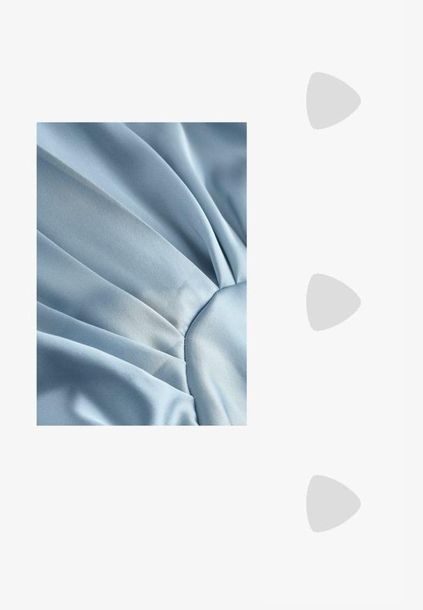 Lichtblauwe satijnen stof met geplooide textuur, voorzien van een gladde, zachte oppervlak en een subtiele glans. Het globale centrum verzamelt de stof die naar buiten straalt.; Even&Odd Sandalen met hoge hak - gold; Zwarte clutch tas met een textuurafwerking, gouden kettingband en een sluiting met klapsluiting. Rechteckige vorm met een slank, minimalistisch ontwerp.; Goudkleurige oorbellen met circulaire ontwerpen, voorzien van parels en een kristalaccent. Inclusief stud- en oorringstijlen met transparante achterkanten.