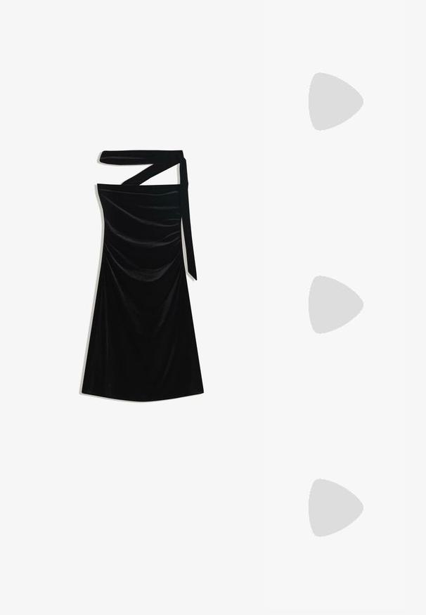 Rochie midi din catifea neagră, cu decolteu asimetric și un bretele lungi care se învârte în jurul gâtului, textură netedă și o ușoară drapare la talie.; Sandaie cu toc alb, cu vârful ascuțit, material superior neted, toc mic tip bloc și design cu decupaj lateral, cu curea ajustabilă.; Ochelari de soare rotunzi cu lentile întunecate și rame aurii. Modelul poartă un cardigan ribbed de culoare albastru deschis cu nasturi și mâneci albe în contrast.; Clutch Michael Kors din canva acoperit bej, cu un model repetitiv al logo-ului MK, accesorii din aur și o curea cu lanț detașabil.