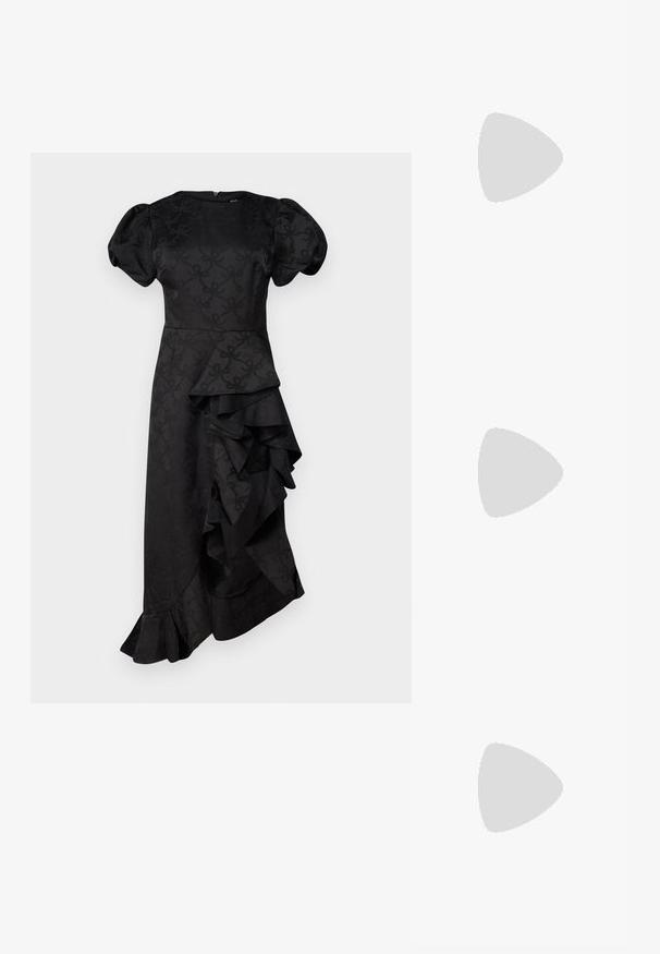 Schwarzes Kleid mit Puffärmeln, einer taillierten Oberseite und einem cascading Rüschendetail auf einer Seite, gefertigt aus strukturiertem Stoff mit einem subtilen Muster.; Even&Odd Stiefel - black; Schwarze Lederhandtasche mit geschwungener Form, abnehmbarem Tragegurt und goldenen Beschlägen. Die Tasche verfügt über einen Deckel mit einer Schnallen-Details.; Silberne Creolen mit einem glatten, runden Design und einer polierten Oberfläche. Sie sind dünn und leicht und verfügen über einen einfachen Verschluss.