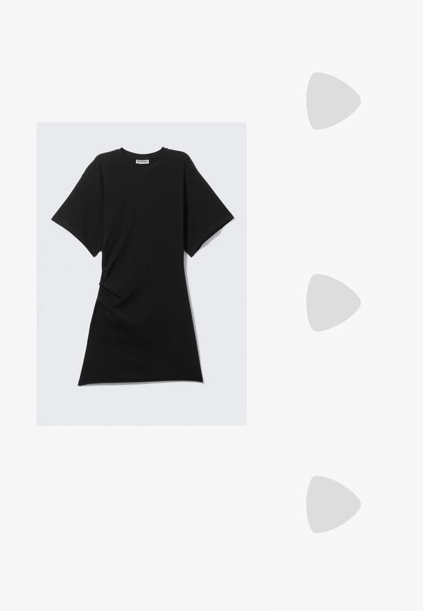 Svart bomullst-shirtklänning med rund halsringning, korta ärmar, sidoruchede detaljer och rak fåll. Slät textur och avslappnad design.; Lädersandaler med leopardmönster, platt sula, tunna remmar och en mjuk yta. Har djärva svarta och bruna mönster på materialet.; Solsöar med grå linser, smal silvermetallram, transparenta accenter och svarta tips på armarna. Har en oval form.; PULL&BEAR SHOPPER  - Shoppingväska - grey