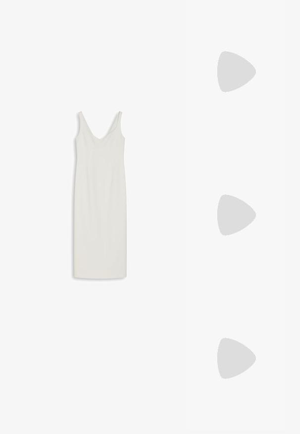 Ujjatlan, térd hosszúságú ruha fehér színben. Mély V-kivágással, testhez álló fazonnal és sima anyaggal rendelkezik, látható minták vagy díszítések nélkül.; Fehér magasarkú cipő, hegyes orral, bokapánttal és texturált bőr felülettel. Lett egy elegáns kialakítása és vékony stiletto sarokkal rendelkezik.; Arany textúrájú kézi táska, ívelt formával és rövid pánttal, amelyet egy fekete pliszírozott szoknyát és fekete bőr cowboy csizmát viselő személy tart.; Krém színű párnázott fejpánt csavaros kivitelezéssel, bézs és fehér csíkos pólóval párosítva, kerek nyakkivágással. Diszkrét ékszer kiegészítők.