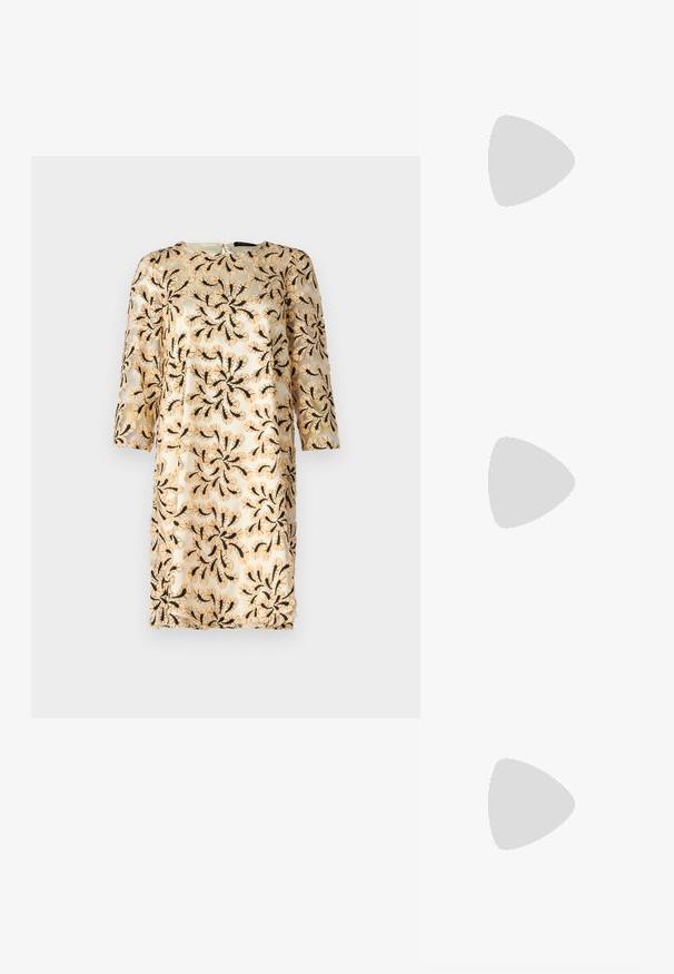 Zwart-witte tweed crop top met een aansluitende corsage, dunne zwarte bandjes en franjes. De stof heeft een geweven, textuurpatroon.; Geborduurde jurk met driekwart mouwen, uitgerust met een zwarte bloemenpatroon op een lichtbeige doorzichtige stof. Ronde halslijn, knie-lengte.; Zwarte hoge hakken sandaaltjes hebben dunne banden met een geknoopt ontwerp, een gladde vierkante neus en een elegante stiletto-hak.; Lichtgrijze metallic handtas met een kettingriem, versierd met kleine ronde metallic studs en een driehoekig merkimago.; Zilveren metalen oorbellen met een gladde, druppelvorm en een gepolijste afwerking. Subtiele gravures voegen detail toe. Minimalistisch ontwerp.