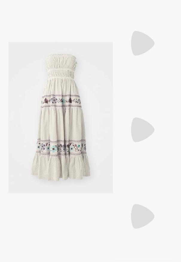 Rochie fără bretele, cu volane și un guler elastic strâns. Țesătura ușoară are dungi verticale și broderie florală în nuanțe de mov și teal.; Sandalele plate metalizate aurii au curele încrucișate și o cataramă la gleznă. Talpa este de culoare bej deschis, cu un finisaj neted, evidențiind designul elegant.; Geantă de clutch rectangulară albă, realizată dintr-un material lucios, având o curea de lanț argintie. Modelul pozează, evidențiind geanta pe un fundal simplu.; Cercei din aur în formă de cerc, cu o textură neregulată. Prezintă un sistem de închidere fără cusături și un finisaj lucios, evidențiind un design modern.