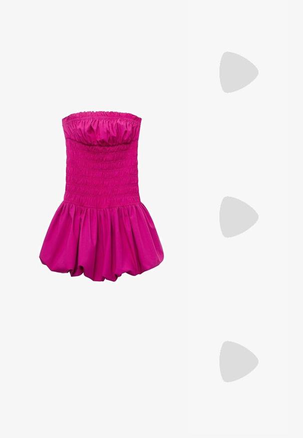 Neulepusero ilmanhihoilla ivory-värissä, jossa on teksturoitu, avovirkattu muotoilu. Kaarevat reunat kädenteissä ja alahelassa lisäävät yksityiskohtia.; Fuksia strapless mekko, jossa on rypytetty yläosa ja tilava liehuva hame. Valmistettu sileästä kankaasta, jossa on kerätty yläreuna.; Ruskean mokkanahkainen flip-flop, jossa on yksi hihna, joka on koristeltu kultaisilla niiteillä. Musta pohja, tasainen muotoilu ja yksinkertainen, minimalistinen muoto.; Pyöreät aurinkolasit, joissa on tummat linssit ja ohuet hopeakehykset. Yhdellä henkilöllä on päällään kultaketju, kun taas toisella on punainen kuvioitu huivi.; Ruskea nahkainen käsilaukku, jonka muoto on kartiomainen, tukevat kahvat ja erottuva valkoinen ompelu. Varustettu irrotettavalla olkahihnalla monipuolisuutta varten.