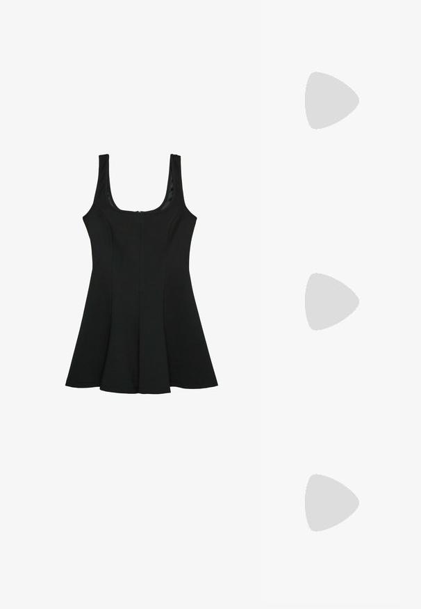 Vestito nero senza maniche con scollatura a barchetta. Silhouette a trapezio svasata, realizzata in tessuto morbido, dotato di una zip invisibile sul retro.; Stivali platform in pelle nera con suole spesse, lacci dorati e cuciture arancioni, abbinati a una gonna a quadri con spacco laterale.; Occhiali da sole tartarugati con una montatura spessa, tempie leggermente curve e superficie liscia. Presentano un design classico con una finitura lucida.; Borsa in pelle marrone con parte superiore arricciata e tracolla a catena. Texture liscia con finitura lucida e dettagli di cucitura sottili sui lati.