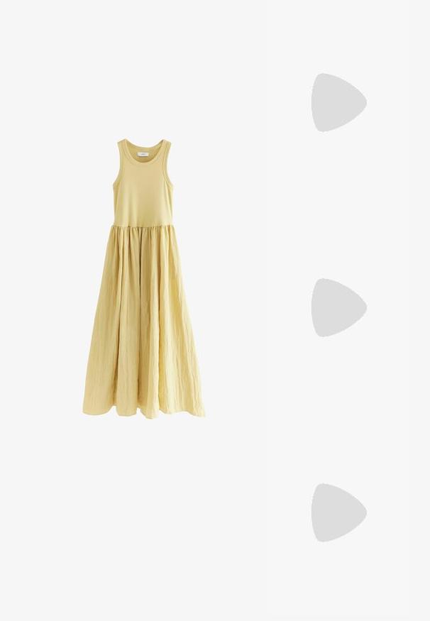 Hame juhla pitkä ilman hihoja, pehmeän keltaisena. Istuva yläosa, A-linjainen, ryppyinen helma. Sujuva kankaan rakenne ja hyvin määritelty vyötärölinja.; Beige mokkanahka sandaalit, joissa on kaksi säädettävää hihnaa, korkkipohja ja kumi-ulkopohjat, esiteltyinä jaloissa puupohjan taustalla.; Kultaiset metalliset aurinkolasit neliömäisellä muotoilulla, ruskeilla sävyillä varustetut linssit ja hillityt vihreät ja punaiset yksityiskohdat kehykset. Hankalat, tyylikkäät varret.; Kudottu olkilaukku ruskeilla nahkaosilla, kahdella kahvalla ja irrotettavalla hihnalla. Koukkumainen muoto, jossa tukeva pohja.; Kultainen sävyinen rannekoru, jossa on sileä pinta ja seitsemän kirkasta strassikiveä tasaisesti sijoitettuna korun ympäri. Kaiverrettu logo sisäpuolella.