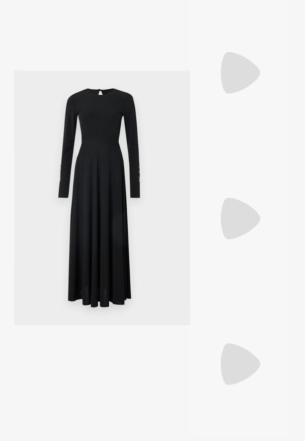 Czarny skrócony top z długim rękawem pokryty cekinami, z okrągłym dekoltem i gładką fakturą. Światło odbija się od błyszczącej powierzchni.; Czarna sukienka z długim rękawem, dopasowanym górnym fasonem, zwiewnym dołem, okrągłym dekoltem i dekoltem w kształcie klucza z tyłu. Posiada dekoracyjne elementy na rękawach.; Czarne skórzane baletki z zaokrąglonym noskiem, gładką fakturą, minimalnymi przeszyciami i elastycznym designem podeszwy.; Biała torebka o zaokrąglonym kształcie, z teksturowaną powierzchnią pokrytą srebrnymi ćwiekami. Posiada cienki pasek na ramię i eleganckie zapięcie.