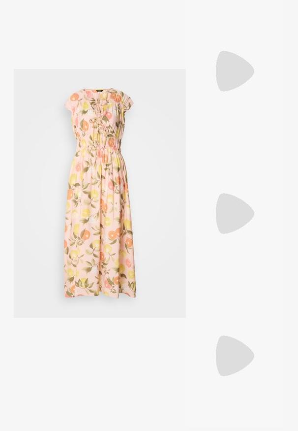 Haut à bretelles bleu et blanc avec de grands motifs floraux, un tissu texturé et des accents en perles au niveau du cou pour un détail supplémentaire.; Robe maxi en tissu rose pâle avec un motif floral comportant des oranges et des citrons. Encolure froncée, manches courtes et taille élastique.; Sandale à talons hauts blanche avec une base de orteil plate, devant texturé avec des accents froncés et une fine bride à la cheville.; Boucles d'oreilles en métal argenté avec un design ondulé et sculptural, présentant une finition polie et des formes irrégulières, mettant en valeur une esthétique contemporaine.